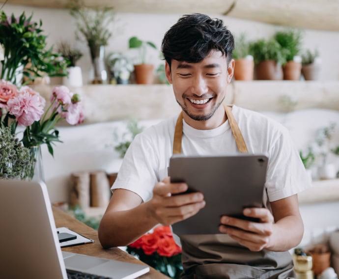 使用裝置的男性企業家。