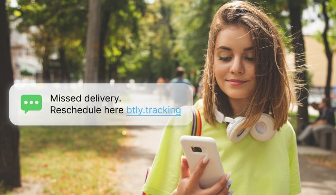 簡訊和通話防護：一位女士在查看手機簡訊