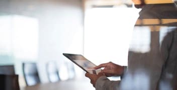 一個人在使用平板電腦裝置